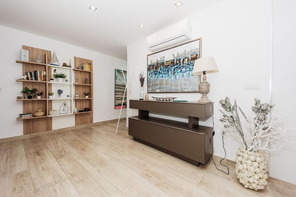 Modern First Line Apartment อัลมูเญการ์ ภายนอก รูปภาพ