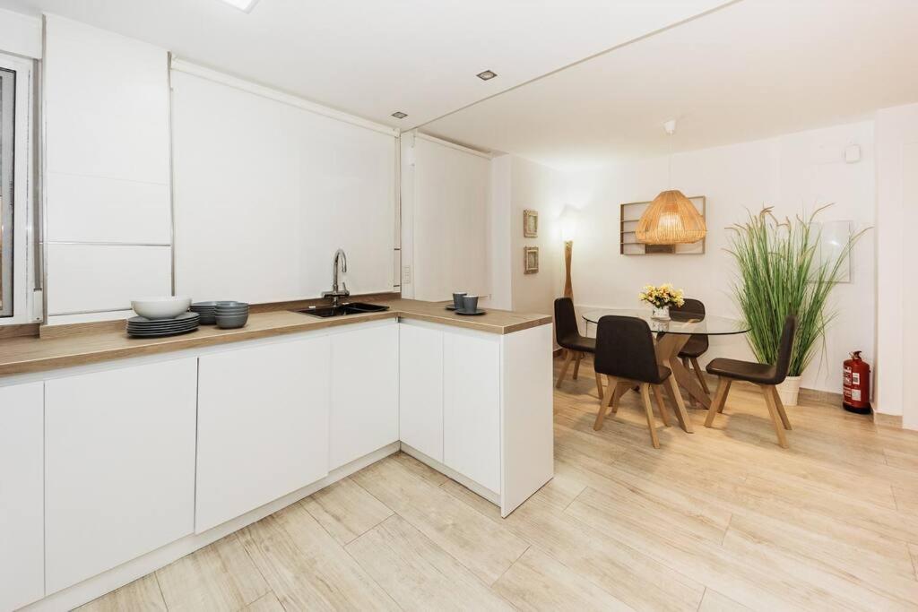Modern First Line Apartment อัลมูเญการ์ ภายนอก รูปภาพ