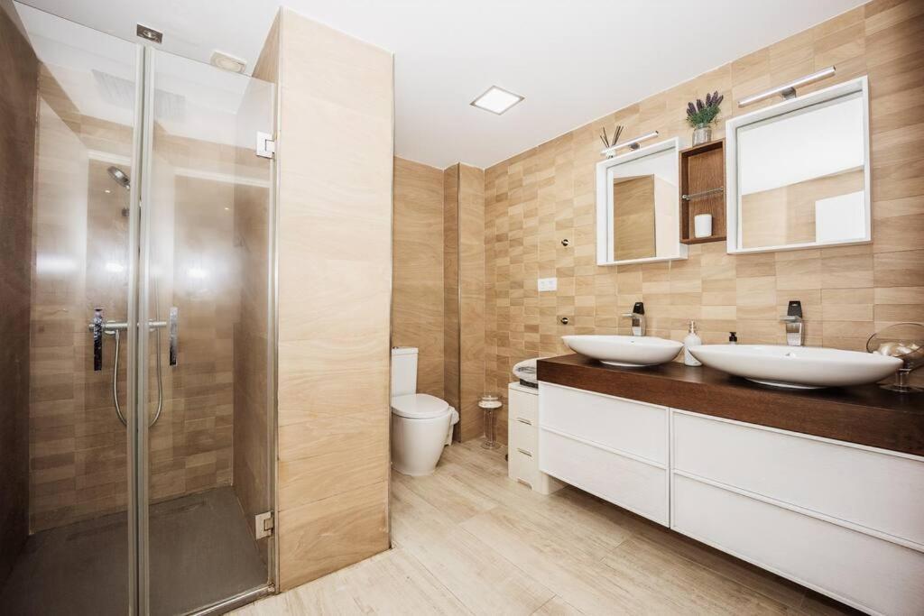 Modern First Line Apartment อัลมูเญการ์ ภายนอก รูปภาพ