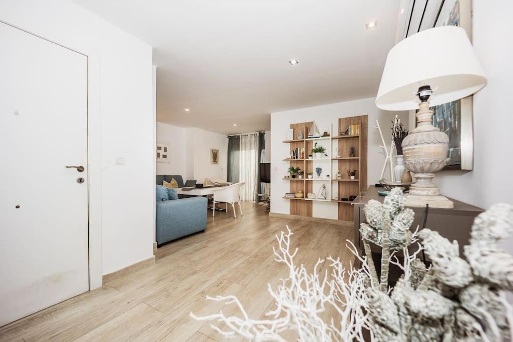 Modern First Line Apartment อัลมูเญการ์ ภายนอก รูปภาพ