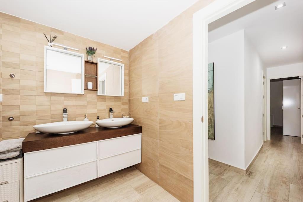 Modern First Line Apartment อัลมูเญการ์ ภายนอก รูปภาพ