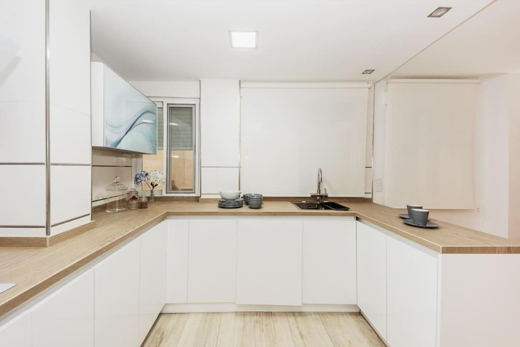 Modern First Line Apartment อัลมูเญการ์ ภายนอก รูปภาพ