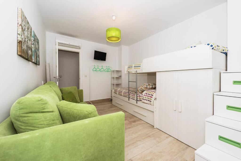 Modern First Line Apartment อัลมูเญการ์ ภายนอก รูปภาพ