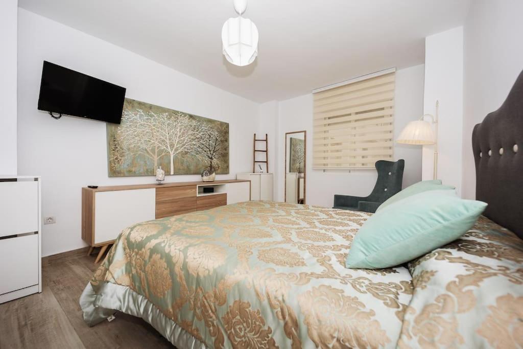 Modern First Line Apartment อัลมูเญการ์ ภายนอก รูปภาพ