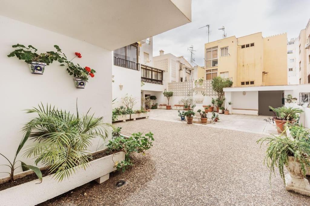 Modern First Line Apartment อัลมูเญการ์ ภายนอก รูปภาพ