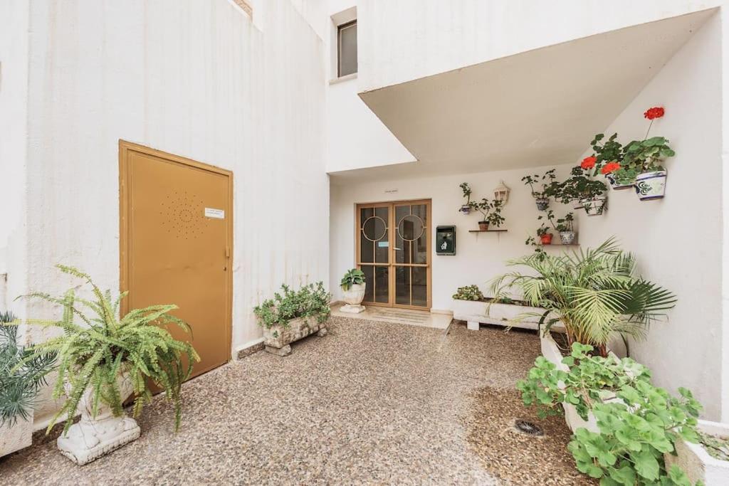 Modern First Line Apartment อัลมูเญการ์ ภายนอก รูปภาพ