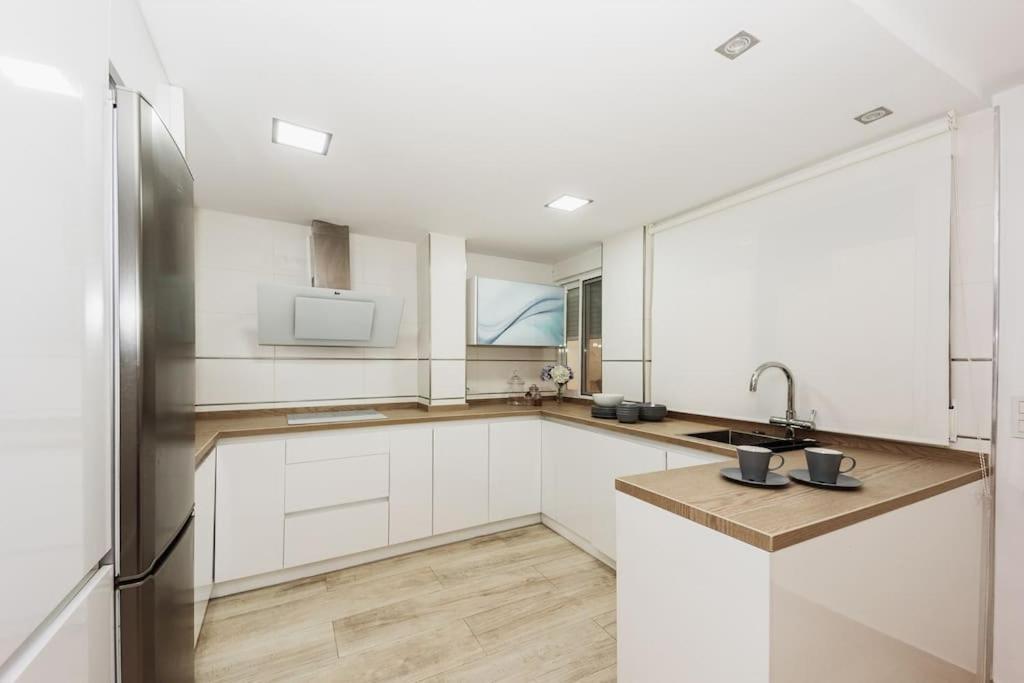 Modern First Line Apartment อัลมูเญการ์ ภายนอก รูปภาพ