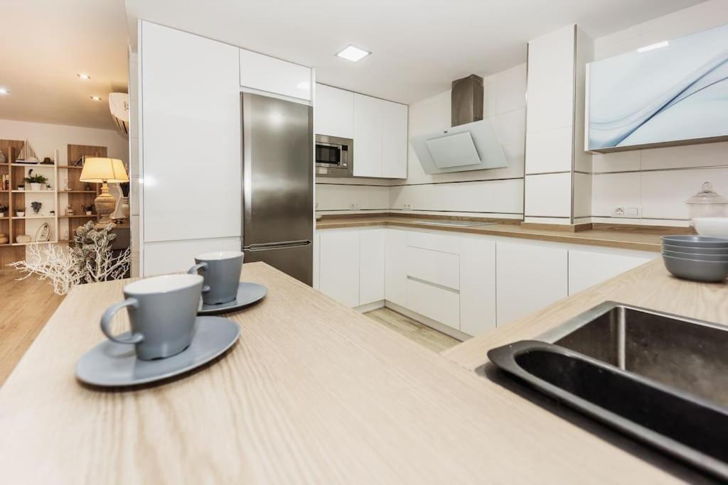 Modern First Line Apartment อัลมูเญการ์ ภายนอก รูปภาพ