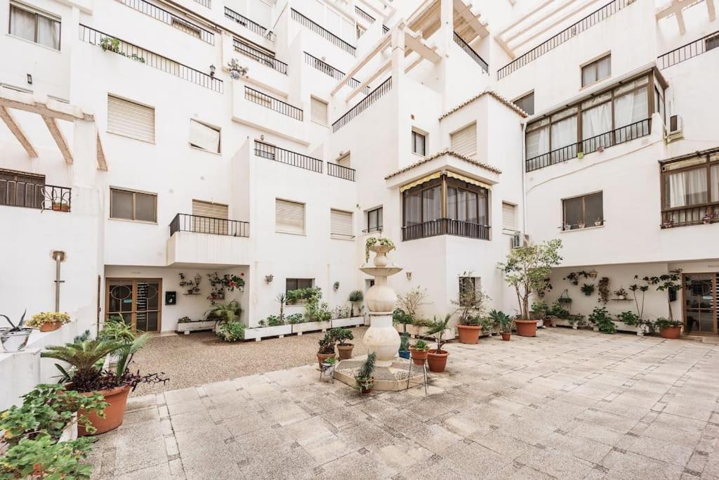 Modern First Line Apartment อัลมูเญการ์ ภายนอก รูปภาพ