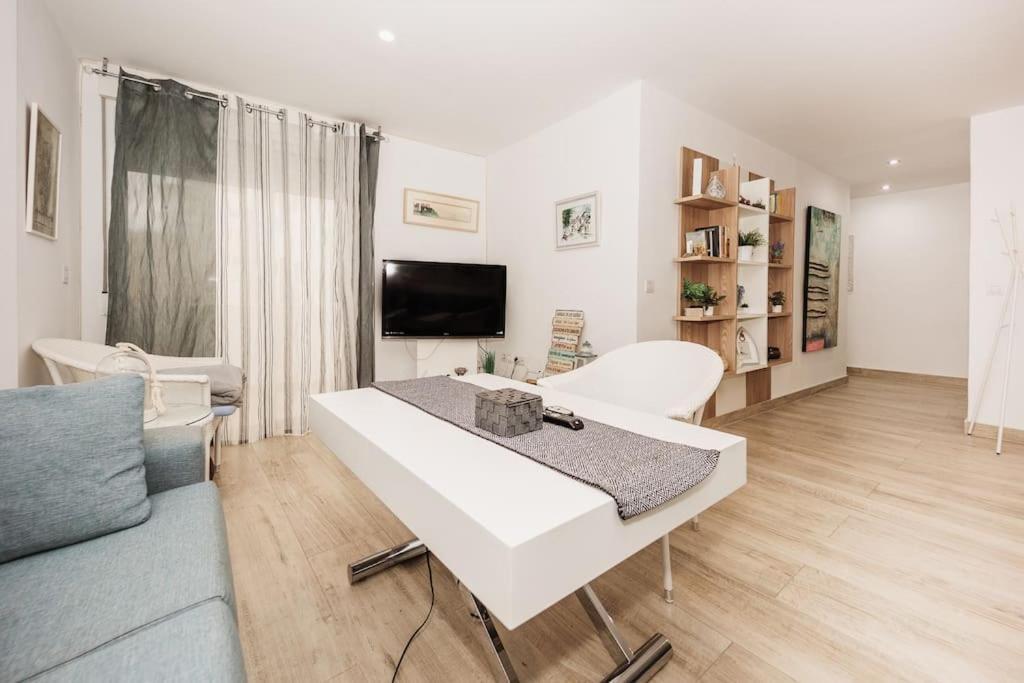 Modern First Line Apartment อัลมูเญการ์ ภายนอก รูปภาพ