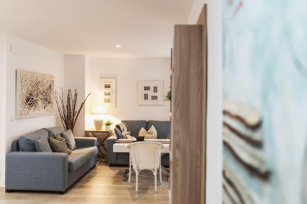Modern First Line Apartment อัลมูเญการ์ ภายนอก รูปภาพ