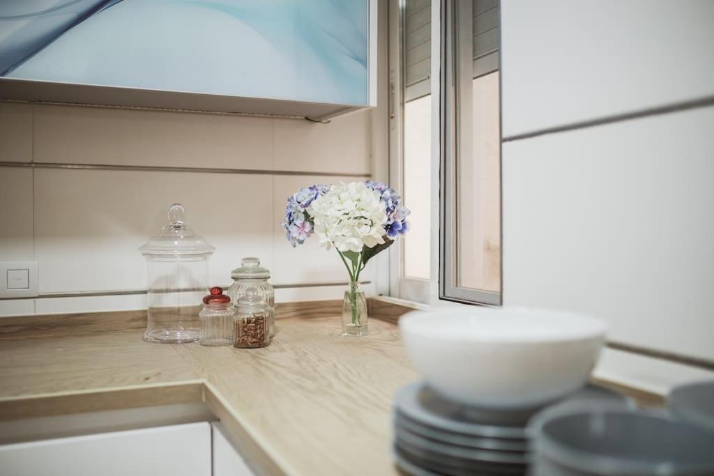 Modern First Line Apartment อัลมูเญการ์ ภายนอก รูปภาพ
