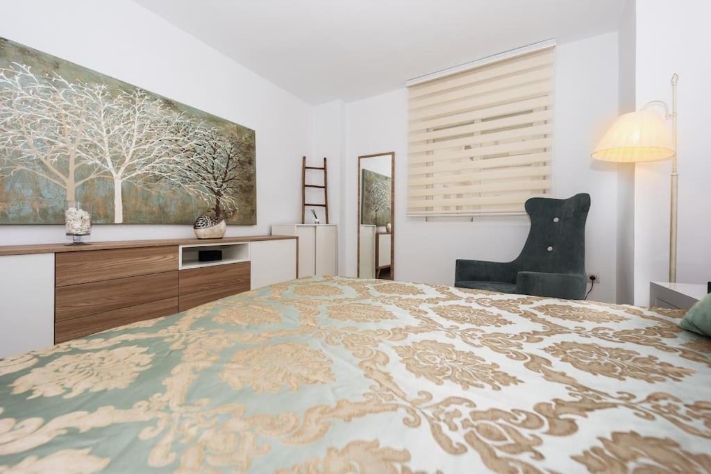 Modern First Line Apartment อัลมูเญการ์ ภายนอก รูปภาพ